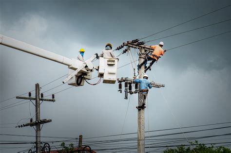 linesmao|lineman workers.